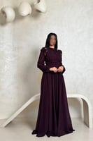 فستان بنفسجي طويل بتطريز ورود على الأكتاف