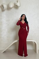 فستان أحمر بلمعة ناعمة وأكمام مطرّزة بفصوص براقة