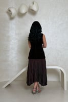 فستان بني مخملي بتطريز لؤلؤي وحزام ذهبي