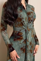 فستان زيتي غامق بنقشة زهرية مع لفّة جانبية