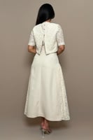 فستان سكري بطبقة تل مطرزة بالترتر قصيرة وتفاصيل جا...