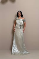 فستان فضي أوف شولدر بتفاصيل وردة جانبية