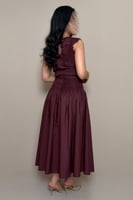 فستان أنثوي بتصميم راق يجمع بين النعومة والفخامة