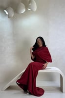 فستان أحمر مطرز بتفاصيل فاخرة مع جاكيت أنيق