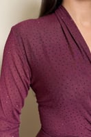 فستان بنفسجي لامع بتصميم ضيّق وأكمام طويلة