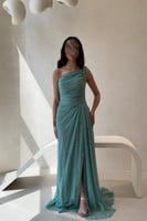 فستان تيفاني بقصة كت ودانتيل وفتحة جانبية