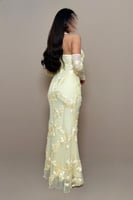 فستان اصفر بتطريزات بارزة وقصة أنثوي