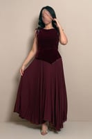 فستان سهرة خمري بتصميم أنيق ولمسة فاخرة