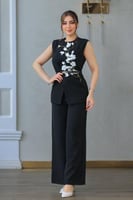 طقم أنيق مطرز بزهور بيضاء مع حزام جلد