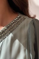 فستان زيتي بأكمام كشكش وتطريز ناعم عند الياقة