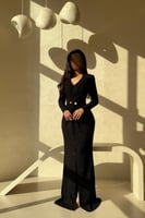 فستان اسود بتصميم كسرات مع زر لؤلؤ فاخر