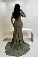 فستان اخضر بتصميم لف وتفاصيل خرز ناعمة