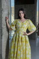 فستان ميدي أصفر بنقشة زهور وقصة كلوش