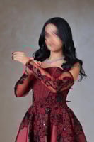 فستان عنّابي مطرز بتصميم فخم