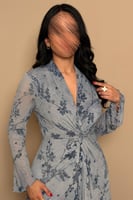 فستان سماوي بنقشة زهور وقصة لف أنثوية