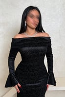 فستان أسود مخملي بتصميم أوف شولدر فخم