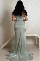 فستان أخضر فاتح لامع بتصميم فاخر وتطريز كريستالي