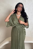 فستان زيتي بتصميم كسرات وانسيابية فاخرة