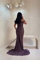 فستان بنفسجي مطرز بتصميم مكسر وأكتاف ساقطة