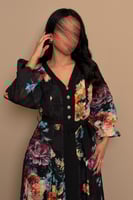 فستان أسود مشجّر بقصة أنثوية وحزام خصر أنيق