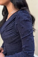 فستان كحلي لامع بتصميم لف أنيق