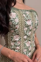 فستان اخضر بأكمام تل ومطرز بالورد