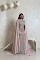 فستان فضي مطرّز بالكامل مع وشاح شيفون بلون لحمي