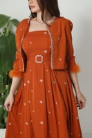 فستان ميدي بجاكيت فصوص وريش مع حزام كريستال