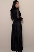 فستان أسود لامع بقصة أنثوية من مليحة