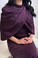 فستان بنفسجي غامق بتفاصيل خرز وتصميم راق