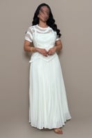 فستان أبيض مطرز بتفاصيل أنثوية ناعمة من مليحة