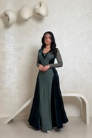 فستان مخملي زيتي بتصميم راقٍ وأكمام شفافة