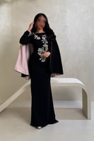 فستان أسود بتطريز زهور أنيق