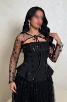 فستان أسود دانتيل بتطريز ناعم وتصميم كورسيه