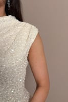 فستان سكري بتصميم أنثوي لامع وانسيابي