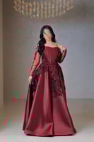 فستان عنّابي مطرز بتصميم فخم