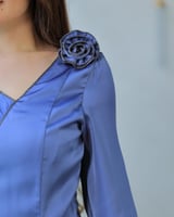 فستان أنيق يتميز بتصميم راقٍ يجمع بين الفخامة والع...