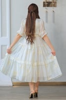 فستان كشكش أوف وايت بتطريز ذهبي ولمسة ملكية