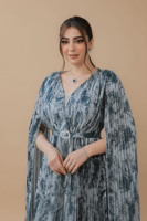 فستان أنيق بأكمام كيب انسيابية مع ياقة V