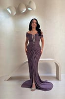 فستان بنفسجي مطرز بتصميم مكسر وأكتاف ساقطة