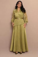 فستان أخضر عشبي بقصة خصر محددة وتفاصيل دانتيل ناعم...