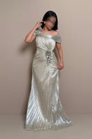 فستان فضي أوف شولدر بتفاصيل وردة جانبية