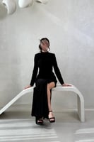 فستان سهرة اسود بكم طويل وتصميم انيق مع فتحة ظهر