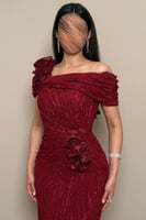 فستان سهرة دانتيل احمر بكسرات جانبية وورود بارزة