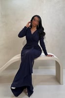 فستان كحلي لامع بتصميم لف أنيق