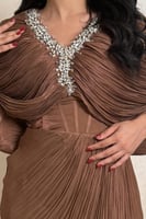 فستان بني لامع بتصميم فاخر وتطريز كريستالي