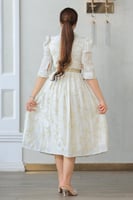 فستان أوف وايت كلاسيكي ملكي بياقة قميصية مع حزام