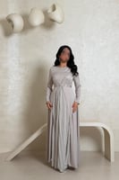 فستان رمادي فاتح بتصميم راقٍ وتفاصيل فخمة