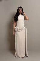 فستان بيج بقصة مستقيمة وتفصيل جانبي ناعم