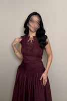 فستان أنثوي بتصميم راق يجمع بين النعومة والفخامة